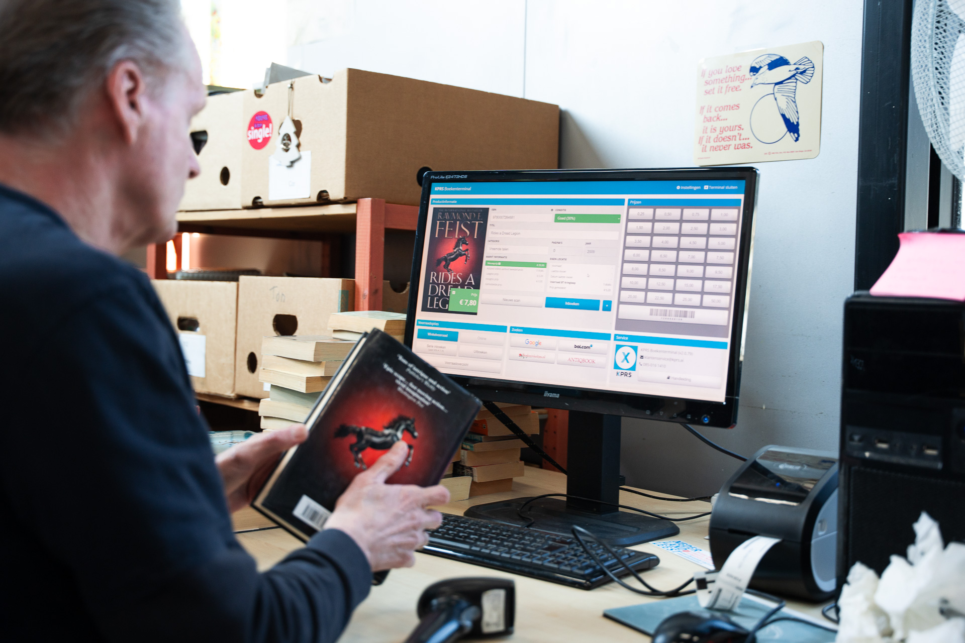 Kringloopmedewerker gebruikt de boekenterminal