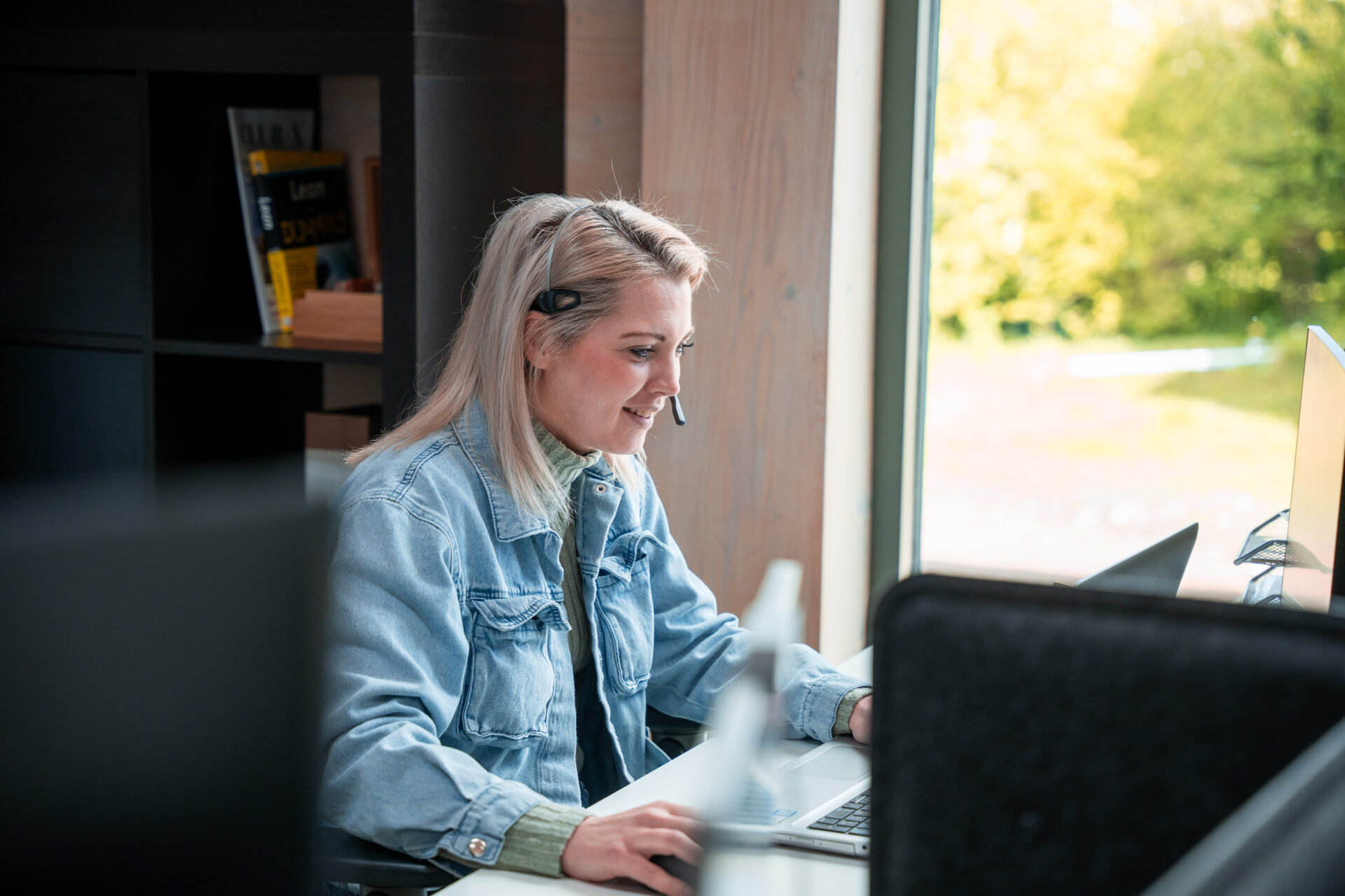 Callcenter medewerker is bezig met haar werk
